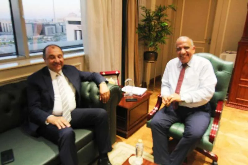 وزيرا الكهرباء والأعمال العامة يتناولان سبل التعاون لتعزيز كفاءة الطاقة
