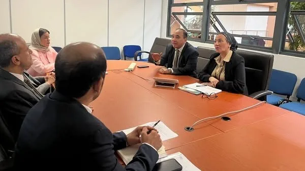وزيرة البيئة تجتمع مع نظيرها العماني لمناقشة سبل التعاون بين البلدين. وزيرة البيئة تجتمع مع نظيرها العماني لمناقشة سبل التعاون بين البلدين.