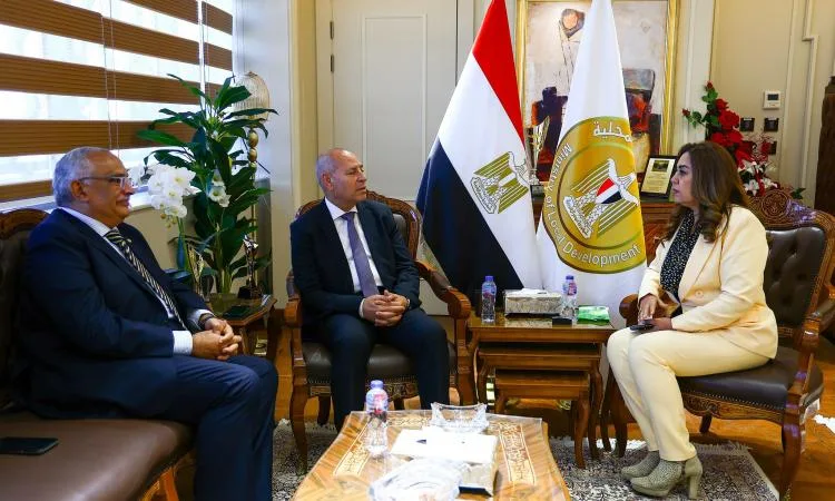 وزيرة التنمية المحلية تستعرض أفكار تحسين الشوارع التجارية في مصر الجديدة وزيرة التنمية المحلية تستعرض أفكار تحسين الشوارع التجارية في مصر الجديدة