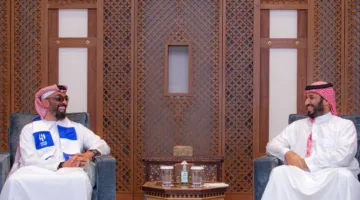 وشاح الهلال يضيف لمسة جمالية على لقاء الأمير محمد بن سلمان والشيخ طحنون في جدة