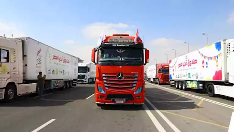 وصول 9 شاحنات مساعدات إنسانية إلى معبر كرم أبو سالم استعدادًا لعبورها.