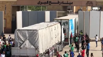 وصول شاحنات المساعدات إلى معبر كرم أبو سالم لتوزيعها على الفلسطينيين في غزة