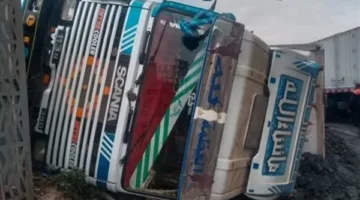 وفاة سائق نتيجة انقلاب شاحنة محملة بالخرسانة في مدينة سفاجا