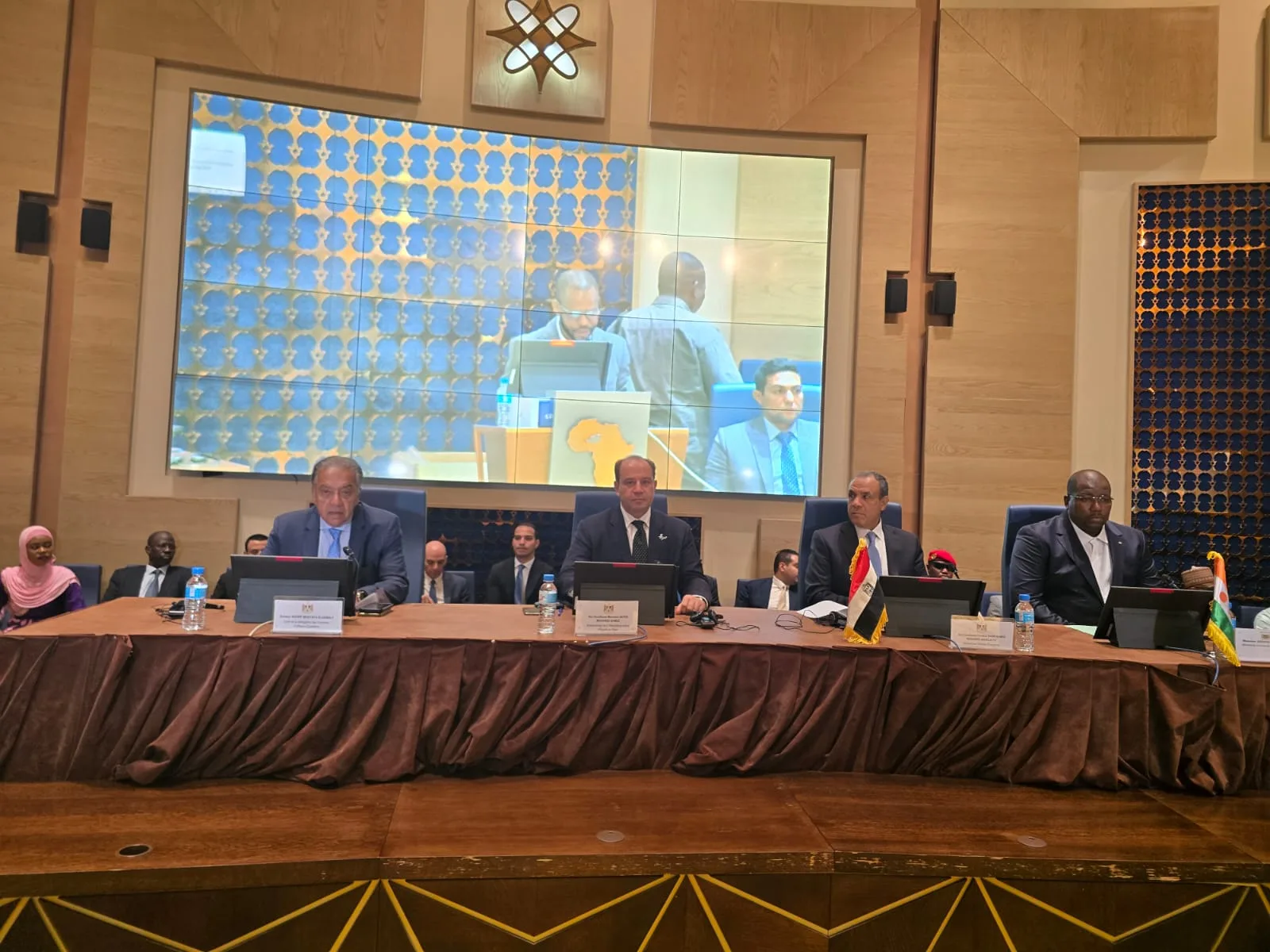 وفد اقتصادي رفيع المستوى بقيادة شريف الجبلي يشارك في أول منتدى اقتصادي بين مصر ونيجيريا. وفد اقتصادي رفيع المستوى بقيادة شريف الجبلي يشارك في أول منتدى اقتصادي بين مصر ونيجيريا.