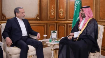ولي العهد يناقش مع وزير الخارجية الإيراني طرق تعزيز الاستقرار الأمني في المنطقة