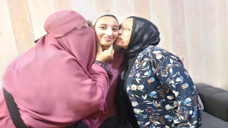 ياسمين تحتفل بتتويجها كأفضل تسعة طلاب على مستوى الجمهورية في الثانوية برفقة مديرة مدرستها ياسمين تحتفل بتتويجها كأفضل تسعة طلاب على مستوى الجمهورية في الثانوية برفقة مديرة مدرستها