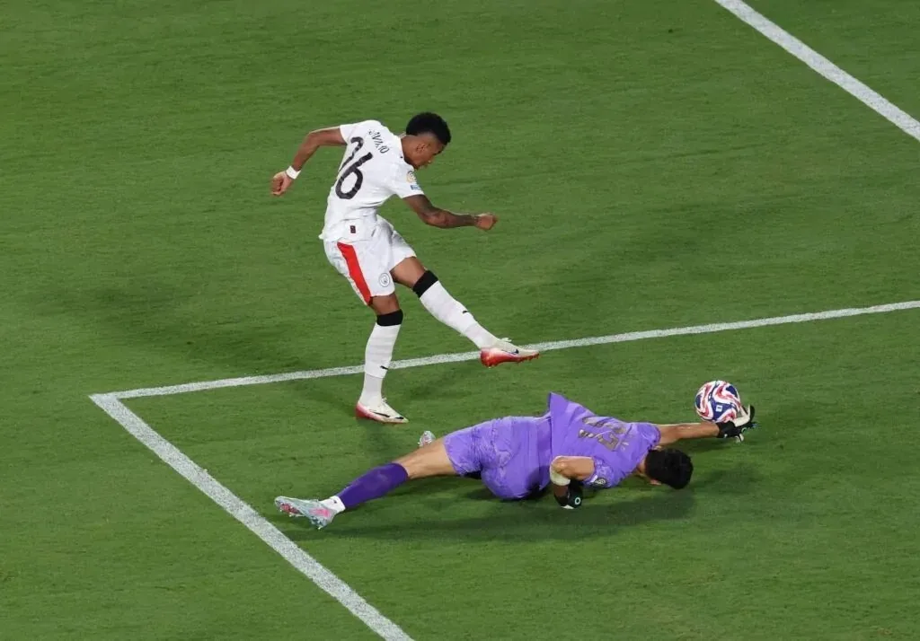 ياسين بونو: صمود الهلال القوي يكتب التاريخ في بطولة كأس العالم للأندية ياسين بونو: صمود الهلال القوي يكتب التاريخ في بطولة كأس العالم للأندية