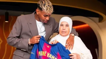 يامال يتألق برفقة جدته المغربية خلال حفل تجديد عقده مع برشلونة (فيديو)