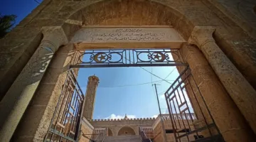 يفتقر لوجود المساجد.. الاحتلال يستهدف مئذنة “أبو سليم” في دير البلح مجددًا | فيديو