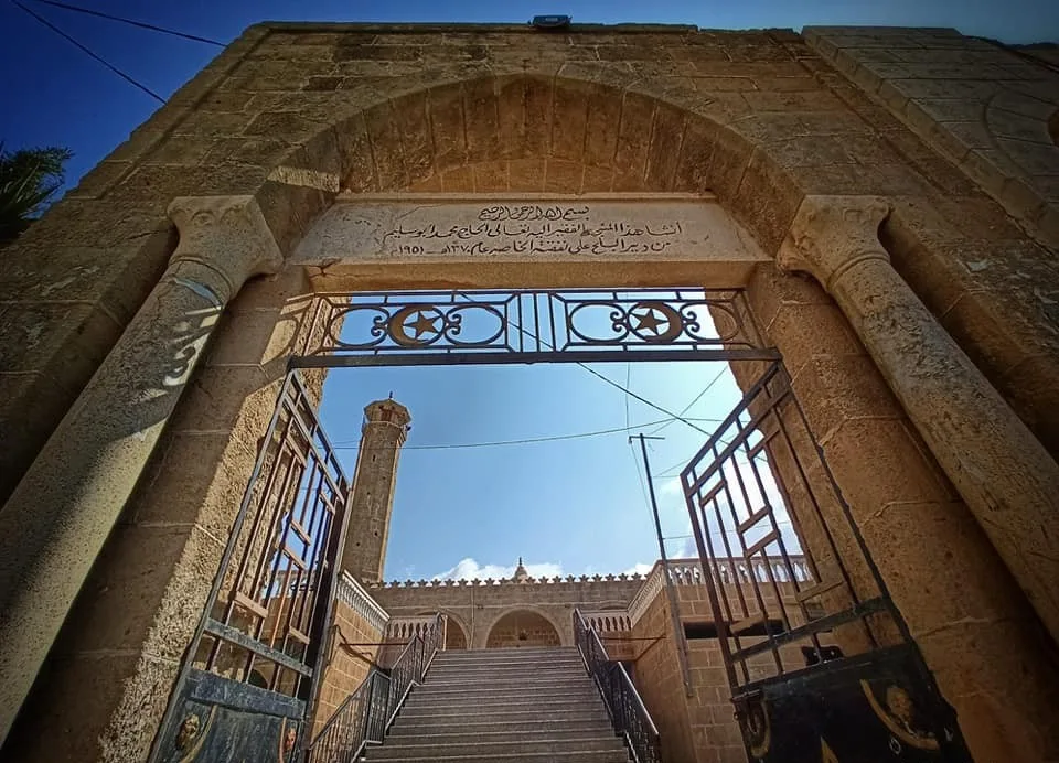يفتقر لوجود المساجد.. الاحتلال يستهدف مئذنة “أبو سليم” في دير البلح مجددًا | فيديو