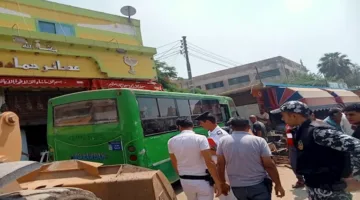 يقودها صبي.. وفاة طفلة وإصابة ثلاثة آخرين في حادث تصادم أتوبيس بالدقهلية (صور)