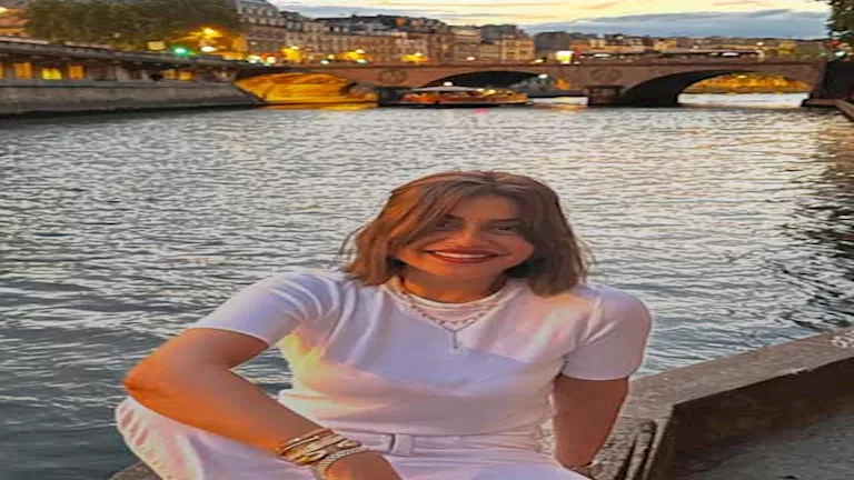 17 صورة لمنة فضالي خلال إجازتها الصيفية بجوار نهر السين في فرنسا