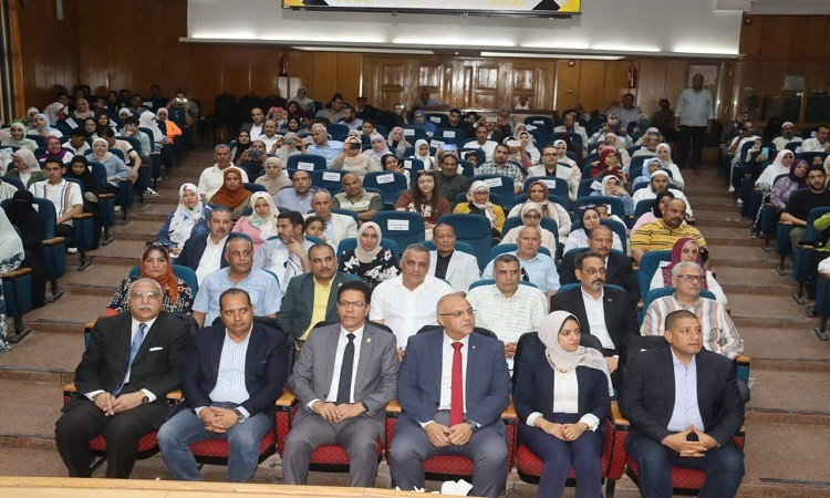 محافظ القليوبية يكرم 44 طالبا من أوائل الشهادات العامة والأزهرية والف