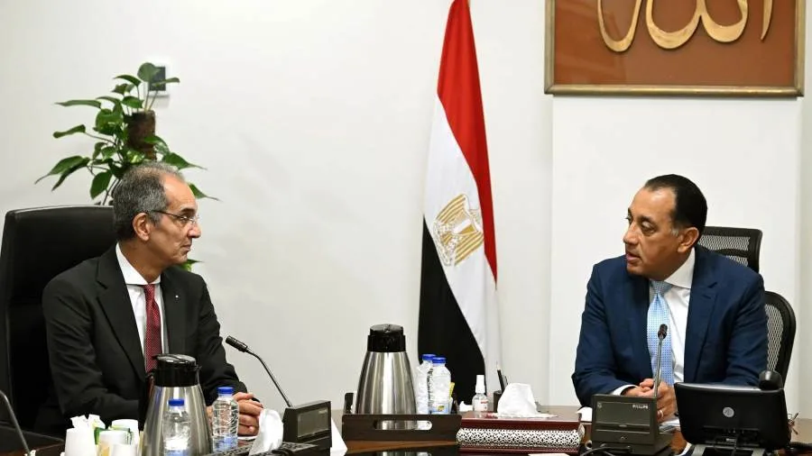 رئيس الوزراء يجتمع بوزير الاتصالات وتكنولوجيا المعلومات لمراجعة مجموعة من قضايا الوزارة.
