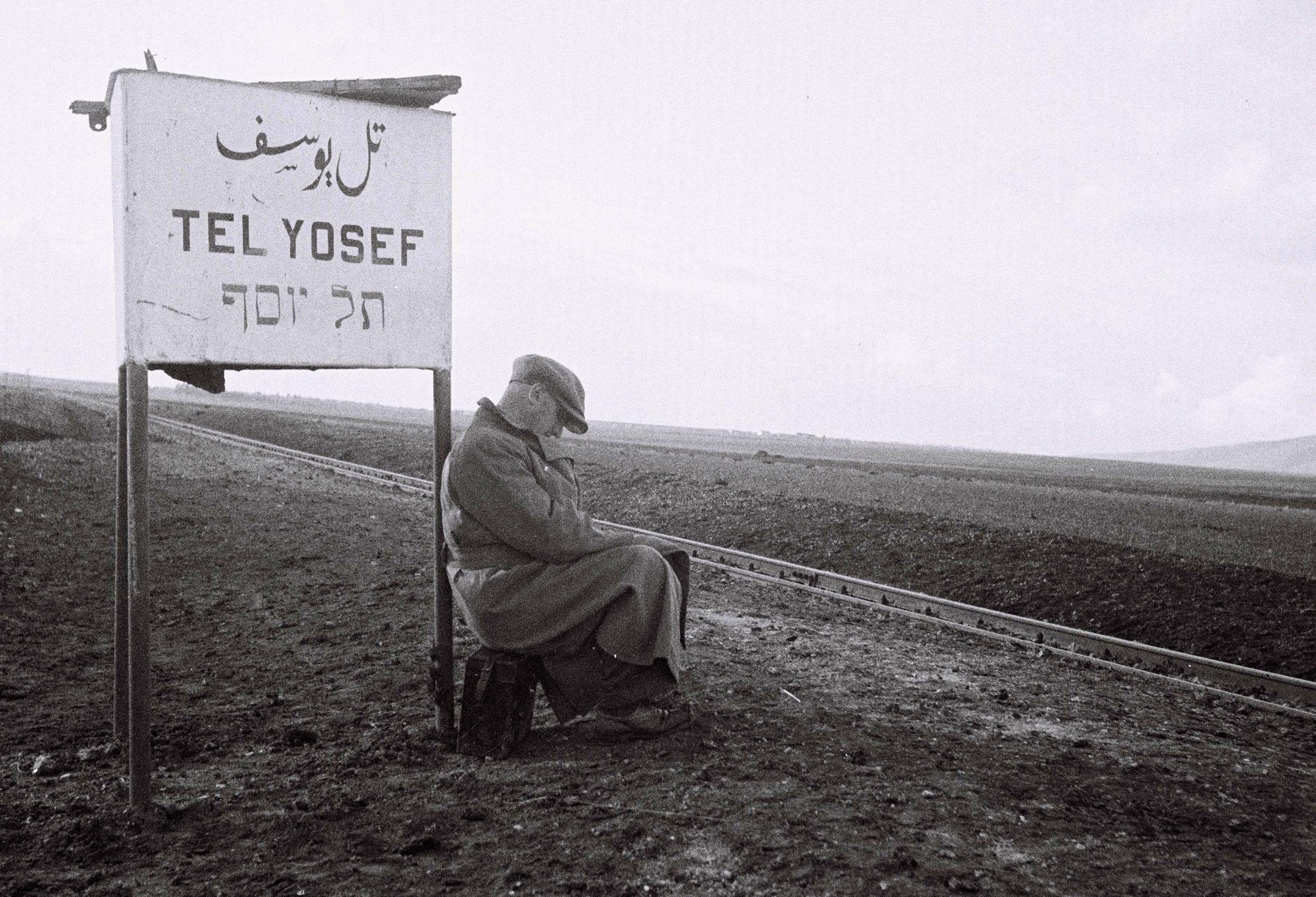 رجل يهودي ينتظر القطار في 1 ديسمبر/كانون الأول 1933 في محطة قطار تل يوسف أثناء الانتداب البريطاني على فلسطين