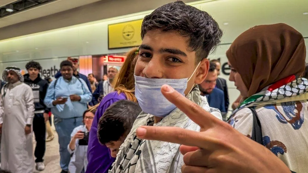 أول طفل من غزة يتلقى العلاج في المملكة المتحدة بسبب إصابته في النزاع. أول طفل من غزة يتلقى العلاج في المملكة المتحدة بسبب إصابته في النزاع.