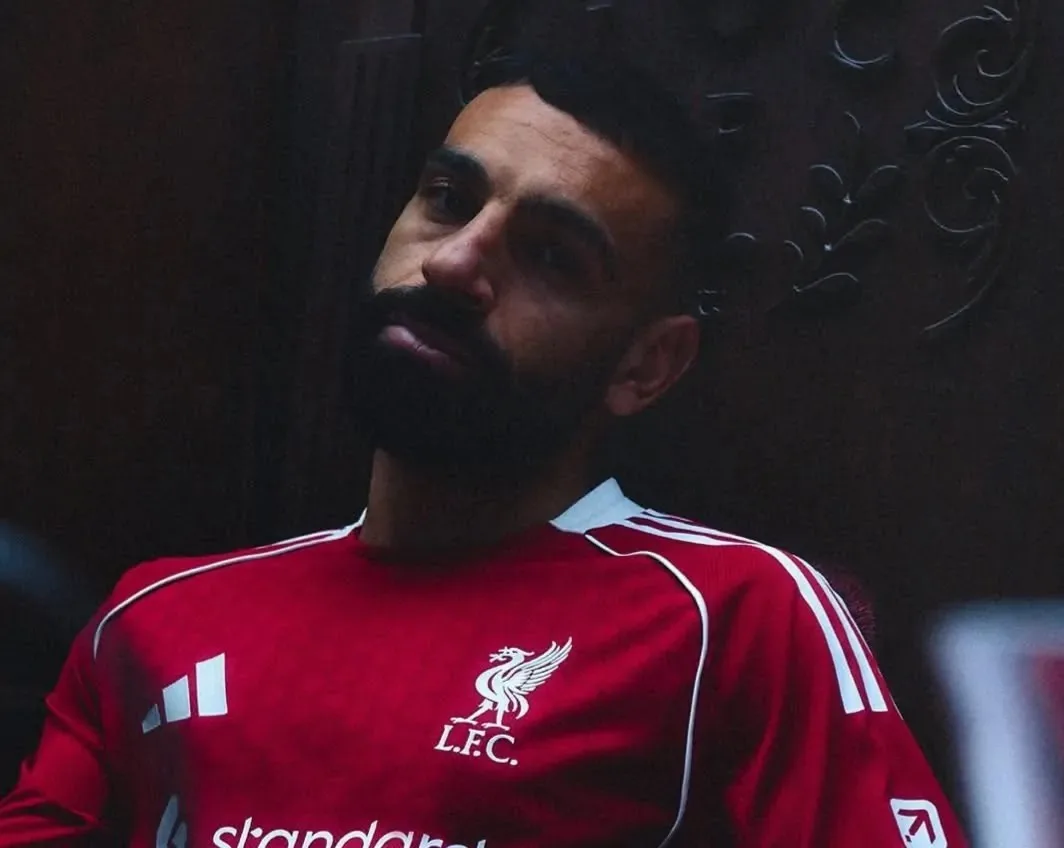 محمد صلاح يقود الإعلان عن الزي الجديد لفريق ليفربول محمد صلاح يقود الإعلان عن الزي الجديد لفريق ليفربول