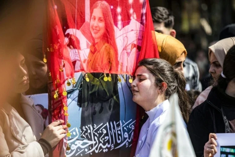  تظاهرة في القامشلي – سوريا، تنديدًا بالهجمات التي استهدفت أبناء الطائفة العلوية ( أ ف ب – 11 آذار 2025)