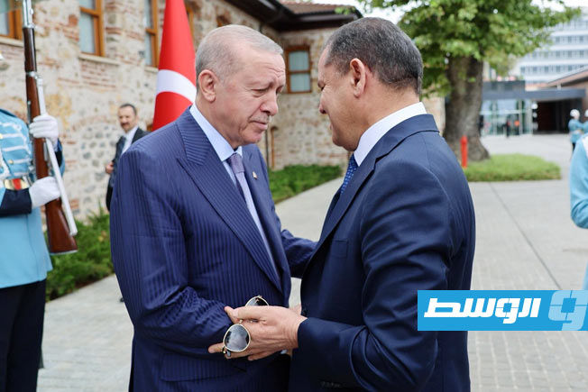 إردوغان مصافحا الدبيبة في إسطنبول، 1 أغسطس 2025. (حكومة الدبيبة)