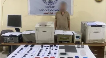 إلقاء القبض على مزور خطير في المنيا يستغل مكتبًا وهميًا لتزوير الوثائق الرسمية والأختام الحكومية.