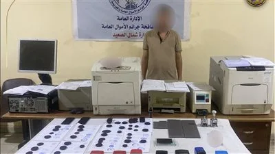 إلقاء القبض على مزور خطير في المنيا يستغل مكتبًا وهميًا لتزوير الوثائق الرسمية والأختام الحكومية. إلقاء القبض على مزور خطير في المنيا يستغل مكتبًا وهميًا لتزوير الوثائق الرسمية والأختام الحكومية.