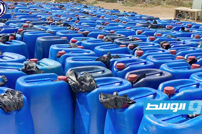 جالونات وقود معدة للتهريب في أجدابيا، 1 أغسطس 2025. (أمن أجدابيا)