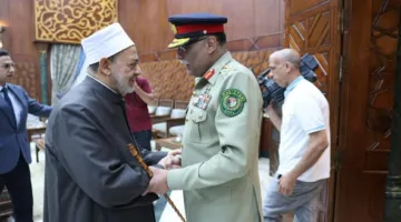 شيخ الأزهر يلتقي برئيس الأركان الباكستاني ويشدد على أن الاستقرار العالمي يعتمد على حل قضية فلسطين.