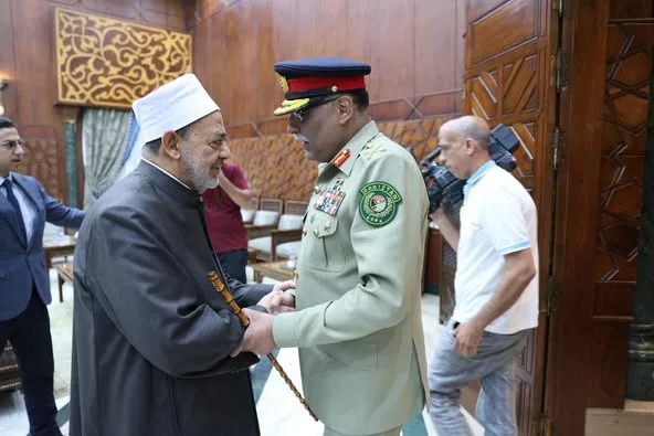 شيخ الأزهر يلتقي برئيس الأركان الباكستاني ويشدد على أن الاستقرار العالمي يعتمد على حل قضية فلسطين. شيخ الأزهر يلتقي برئيس الأركان الباكستاني ويشدد على أن الاستقرار العالمي يعتمد على حل قضية فلسطين.