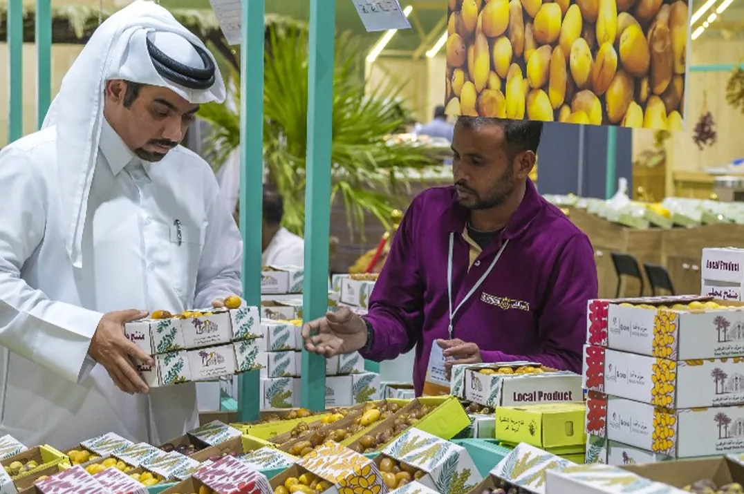 حتى اليوم التاسع: أكثر من 58 ألف زائر و115 طناً من الرطب في مهرجان الرطب المحلي العاشر حتى اليوم التاسع: أكثر من 58 ألف زائر و115 طناً من الرطب في مهرجان الرطب المحلي العاشر