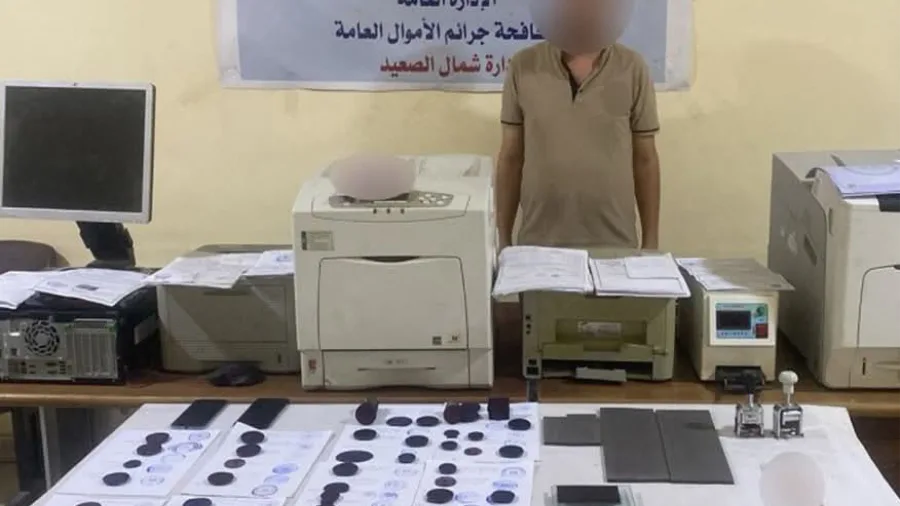 القبض على مشتبه به في المنيا بتهمة تزوير مستندات رسمية وتقليد أختام مؤسسات حكومية القبض على مشتبه به في المنيا بتهمة تزوير مستندات رسمية وتقليد أختام مؤسسات حكومية