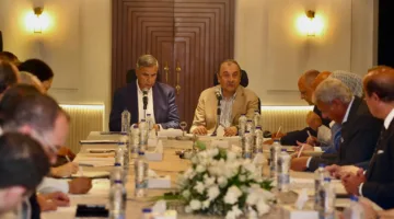 وزير الأعمال العام ومحافظ الإسكندرية يناقشان سبل تعزيز الشراكة في مجالات الاستثمار السياحي والفندقي