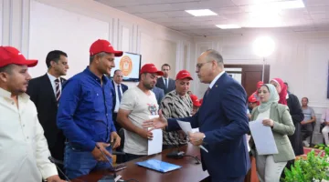 وزير العمل يوزع عقود عمل على الكوادر المصرية الذين نجحوا في الاختبارات للعمل في البوسنة والهرسك.
