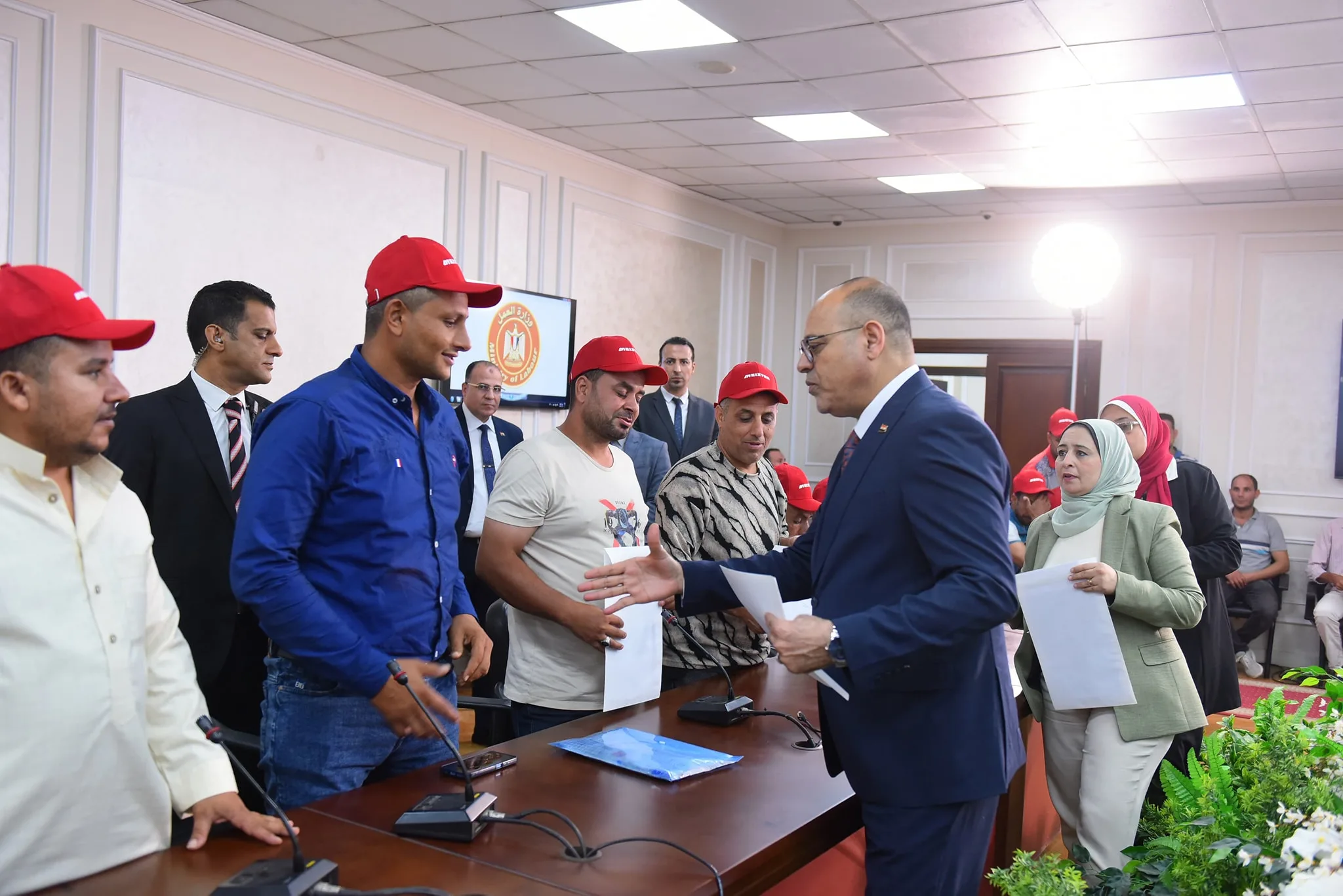 وزير العمل يوزع عقود عمل على الكوادر المصرية الذين نجحوا في الاختبارات للعمل في البوسنة والهرسك. وزير العمل يوزع عقود عمل على الكوادر المصرية الذين نجحوا في الاختبارات للعمل في البوسنة والهرسك.