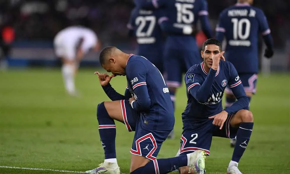مبابي: حكيمي يظل يحترم النساء حتى عندما يكون مخمورًا مبابي: حكيمي يظل يحترم النساء حتى عندما يكون مخمورًا