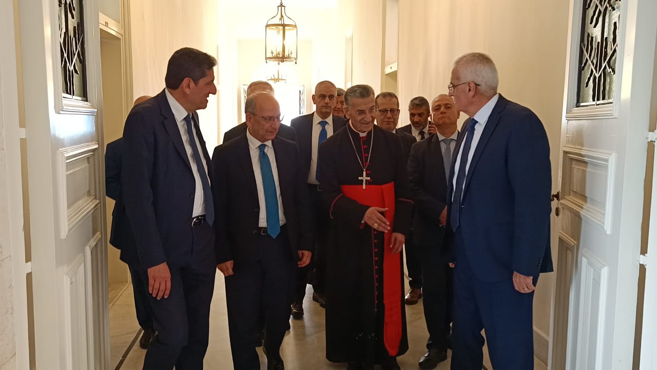 البطريرك الماروني الكردينال مار بشارة بطرس الراعي يستقبل وفدا من حزب القوات  في المقر البطريركي الصيفي في الديمان (النهار) 