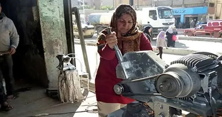 «أيدي رقيقة في مجالات صعبة»: حكايات نساء دفعتهن الظروف لتبني أدوار الرجال من أجل تأمين العيش الكريم.