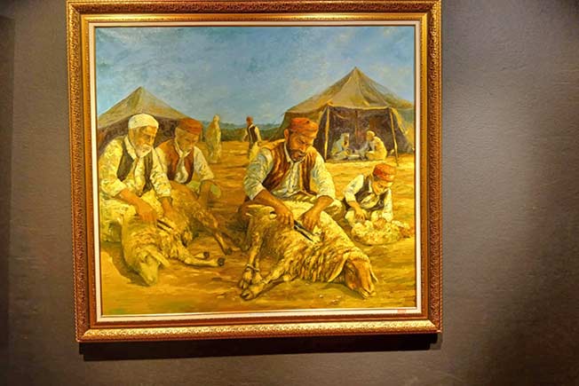 جانب من المعرض الجماعي الثالث للفنون التشكيلية في بنغازي «نقطة لقاء». (بوابة الوسط)
