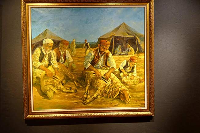 جانب من المعرض الجماعي الثالث للفنون التشكيلية في بنغازي «نقطة لقاء». (بوابة الوسط)