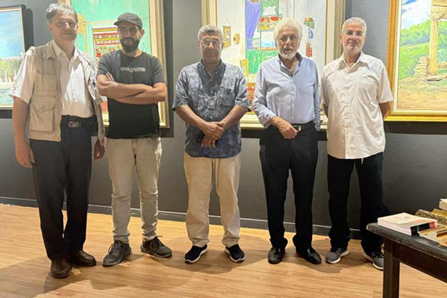 جانب من المعرض الجماعي الثالث للفنون التشكيلية في بنغازي «نقطة لقاء». (بوابة الوسط)