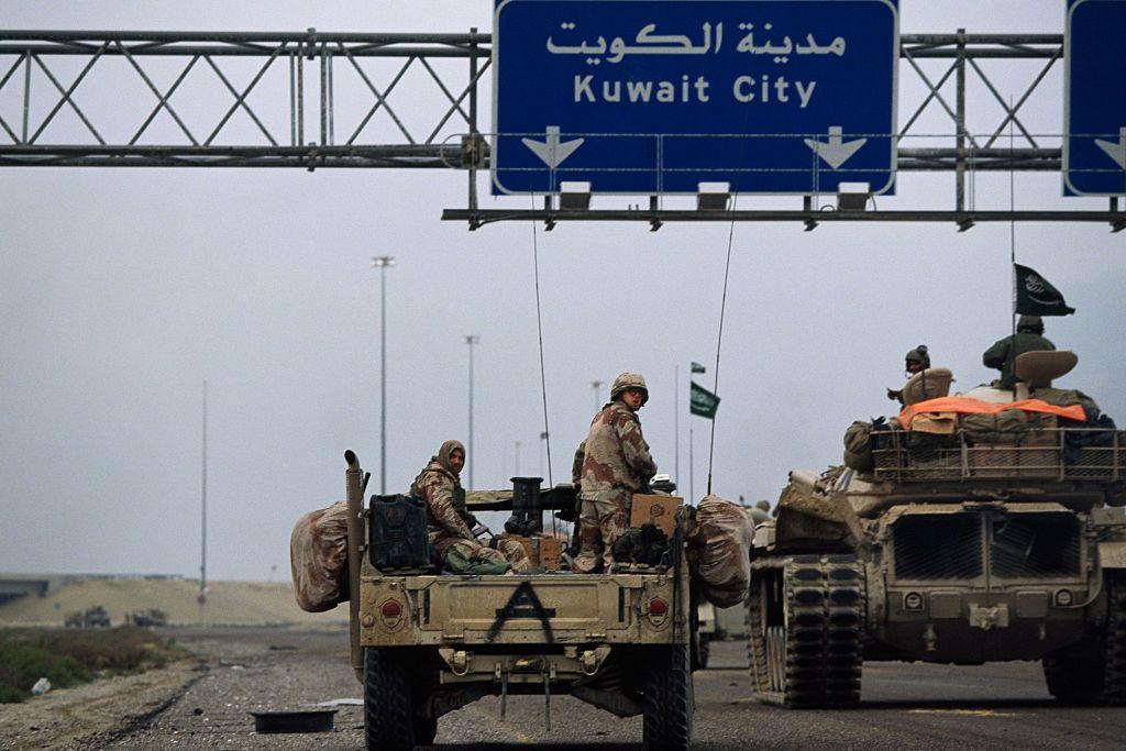 قوات التحالف الدولي تحرر الكويت في فبراير 1991