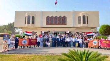 الناخبون في عُمان ينظمون تجمعاً دعمياً أثناء مشاركتهم في الانتخابات