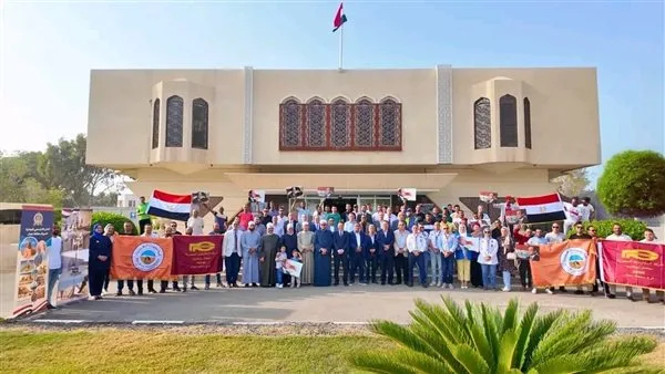الناخبون في عُمان ينظمون تجمعاً دعمياً أثناء مشاركتهم في الانتخابات