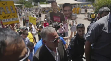 احتجاجات في تل أبيب عقب عرض فيديو للرهائن