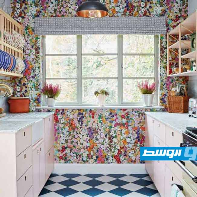 تصميم عصري لمطبخ بمساحة صغيرة. (موقع هاوس بيوتيفول)