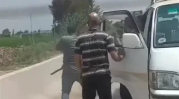 مقطع فيديو يوضح اعتقال قائد ميكروباص حاول الاعتداء على آخر بقطعة حديدية في الغربية