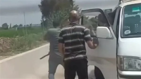 مقطع فيديو يوضح اعتقال قائد ميكروباص حاول الاعتداء على آخر بقطعة حديدية في الغربية