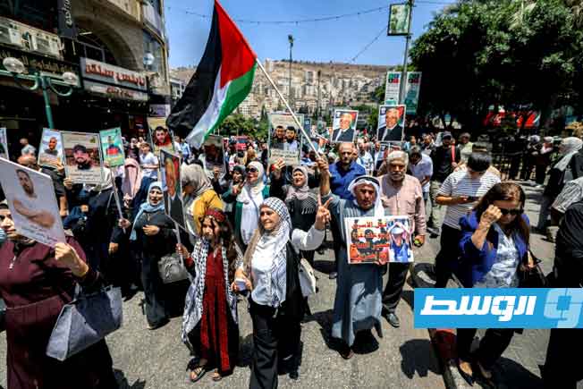 متظاهرون فلسطينيون تضامنا مع غزة في مدينة نابلس بالضفة الغربية المحتلة، 3 أغسطس 2025. (أ ف ب)