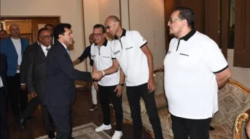 وزير الرياضة يجتمع بمنتخب مصر لكرة السلة