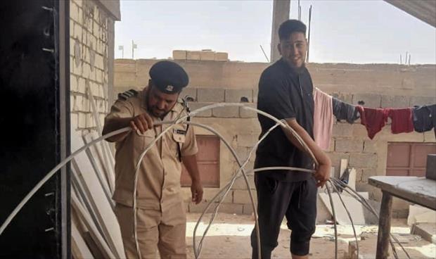 من إزالة التوصيلات الكهربائية العشوائية بالجبل الغربي، 3 أغسطس 2025. (وزارة الداخلية)