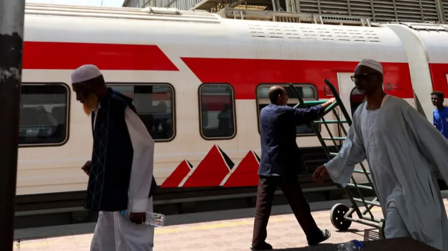 مصر تشغل القطار الثالث لإعادة السودانيين إلى بلادهم مصر تشغل القطار الثالث لإعادة السودانيين إلى بلادهم